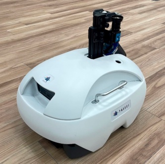 専用アプリと連携して照度を自動測定する自走ロボット。大きさは幅41cm×奥行き50cm×高さ29cm。重さは約25kg。持ち手が付いているので、1人で運べる（写真：大成建設）