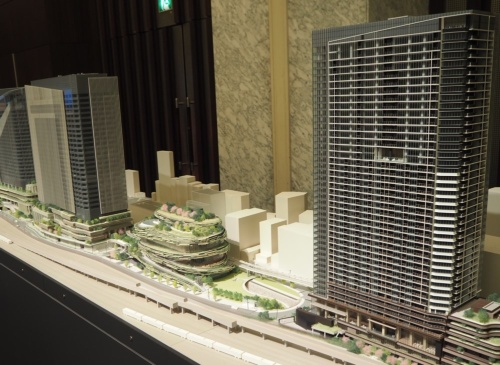 TAKANAWA GATEWAY CITYの1～3街区周辺の模型。写真右の超高層が1街区の住宅棟で、隣接する低層の建物が2街区の文化創造棟。写真左の超高層が3街区の複合棟Ⅱになる（写真：日経クロステック）