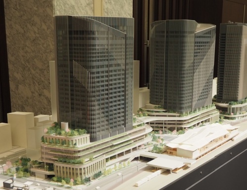 TAKANAWA GATEWAY CITYの4街区周辺の模型。中心の白い建物が高輪ゲートウェイ駅。左の建物が複合棟ⅠのSouth棟で、右の建物がNorth棟。どちらも高さ約160mの超高層ビルだ（写真：日経クロステック）