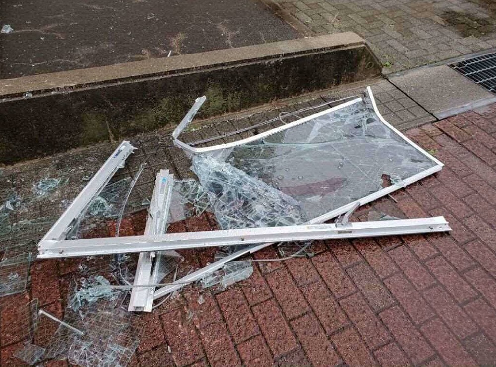 学校施設で落下した窓の破損例。建築開口部協会によると、学校の窓の落下事故は2015年以降、サッシ大手4社に報告があっただけでも年間3～6件ある（写真：建築開口部協会）