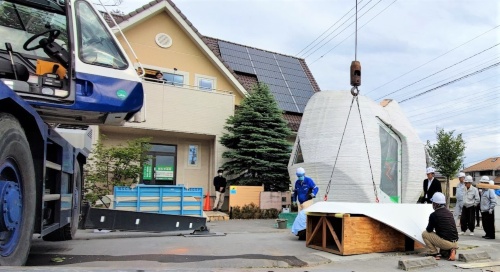 構造体の屋根部分をクレーンで持ち上げる（写真：セレンディクス）