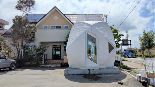 長野県佐久市で完成した、商用初となる「3Dプリンター施工店舗」（写真：セレンディクス）