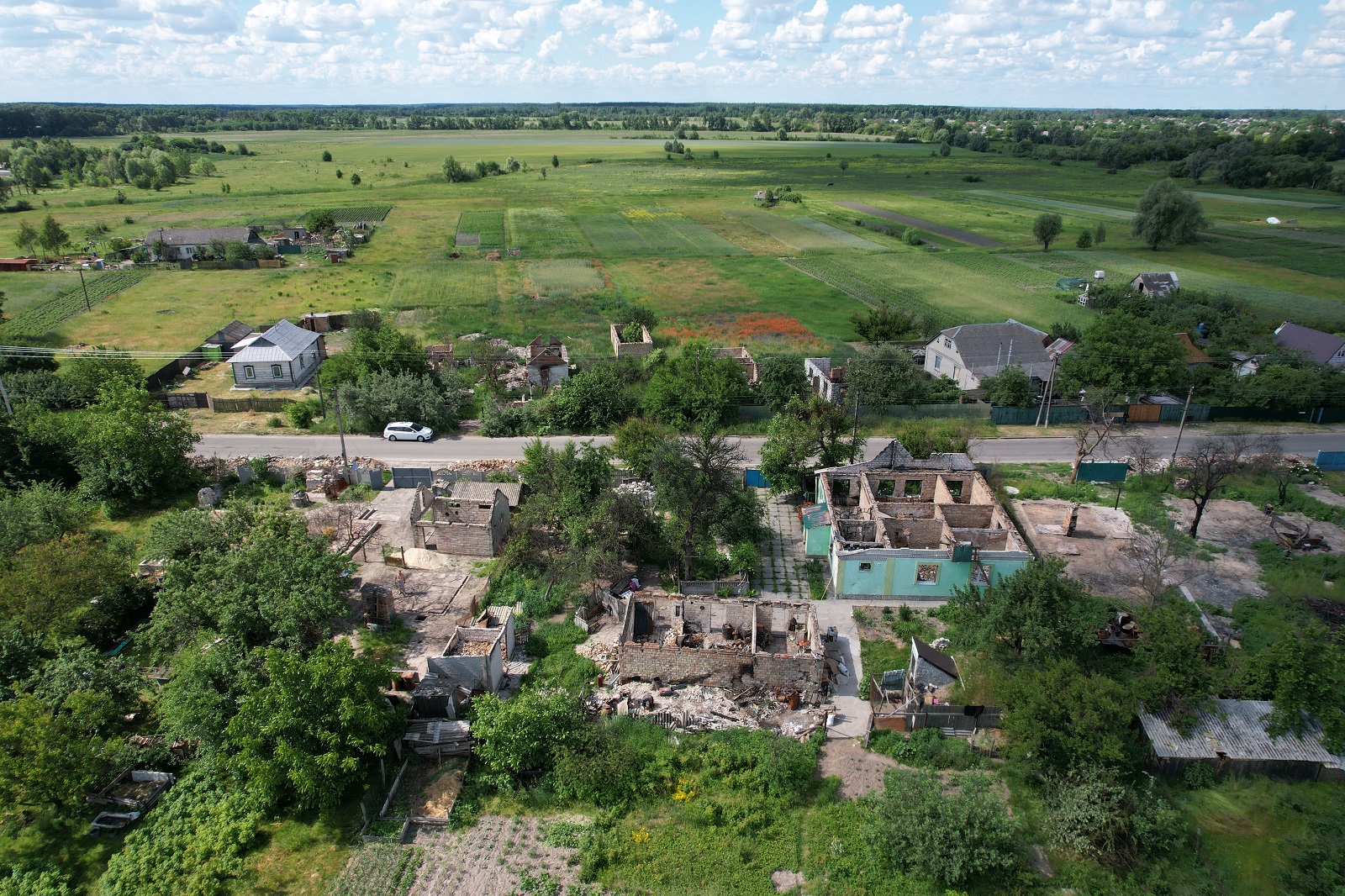 戦争で破壊されたウクライナの農村部の住宅（写真：balbek bureau）