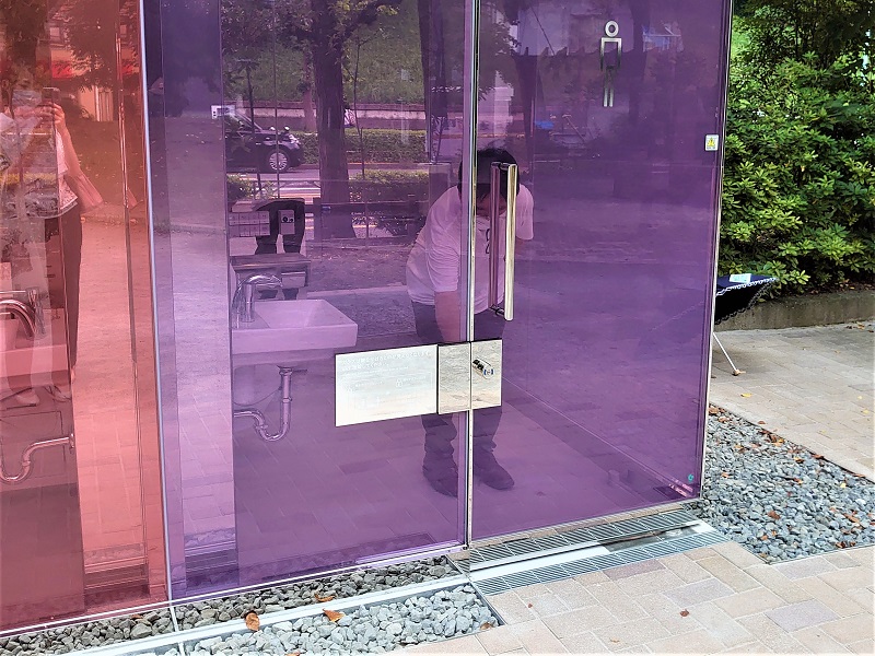 坂茂氏デザイン「透明トイレ」に新ルール、不具合起こる冬場は常時不透明に