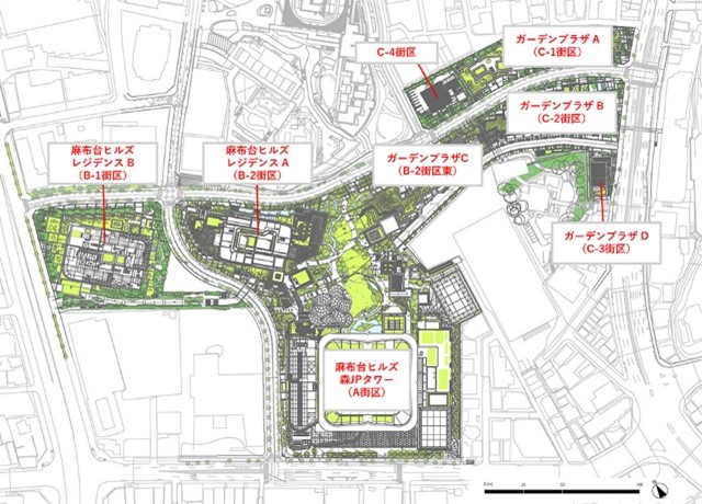 麻布台ヒルズの全体配置。高低差のある敷地に広がる緑地の中に、超高層タワーと低層部のガーデンプラザが立つ。C街区のガーデンプラザは桜田通り（国道1号）沿いに並ぶ（出所：森ビル）