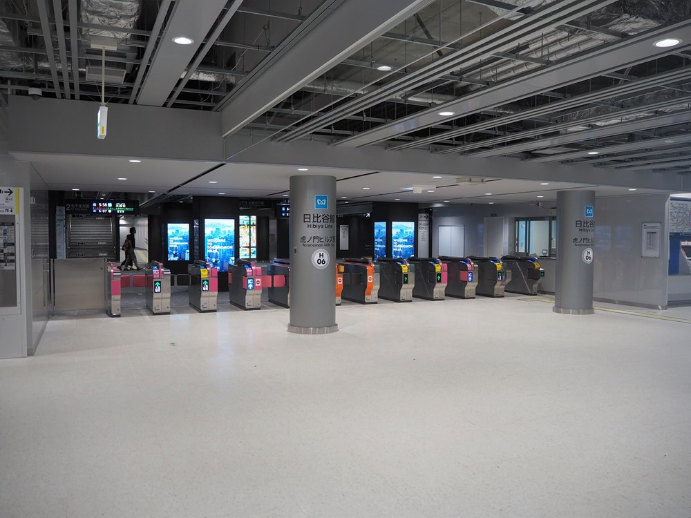 虎ノ門ヒルズ駅の地下2階コンコースから改札方向を望む。2023年7月15日、午前5時ごろの様子（写真：日経クロステック）