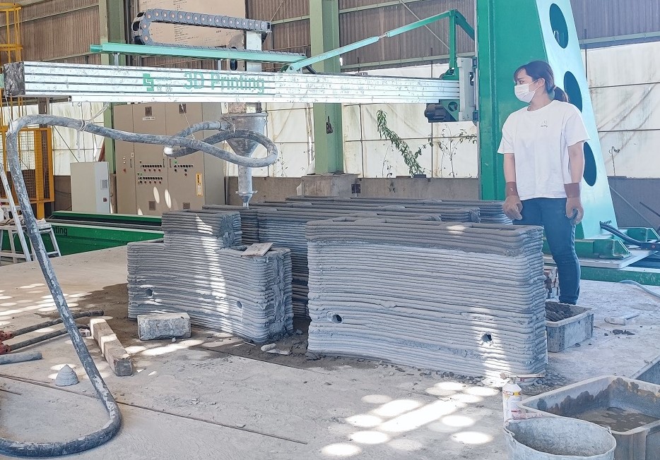 3Dプリンターで壁を「印刷」しているところ（写真：セレンディクス）