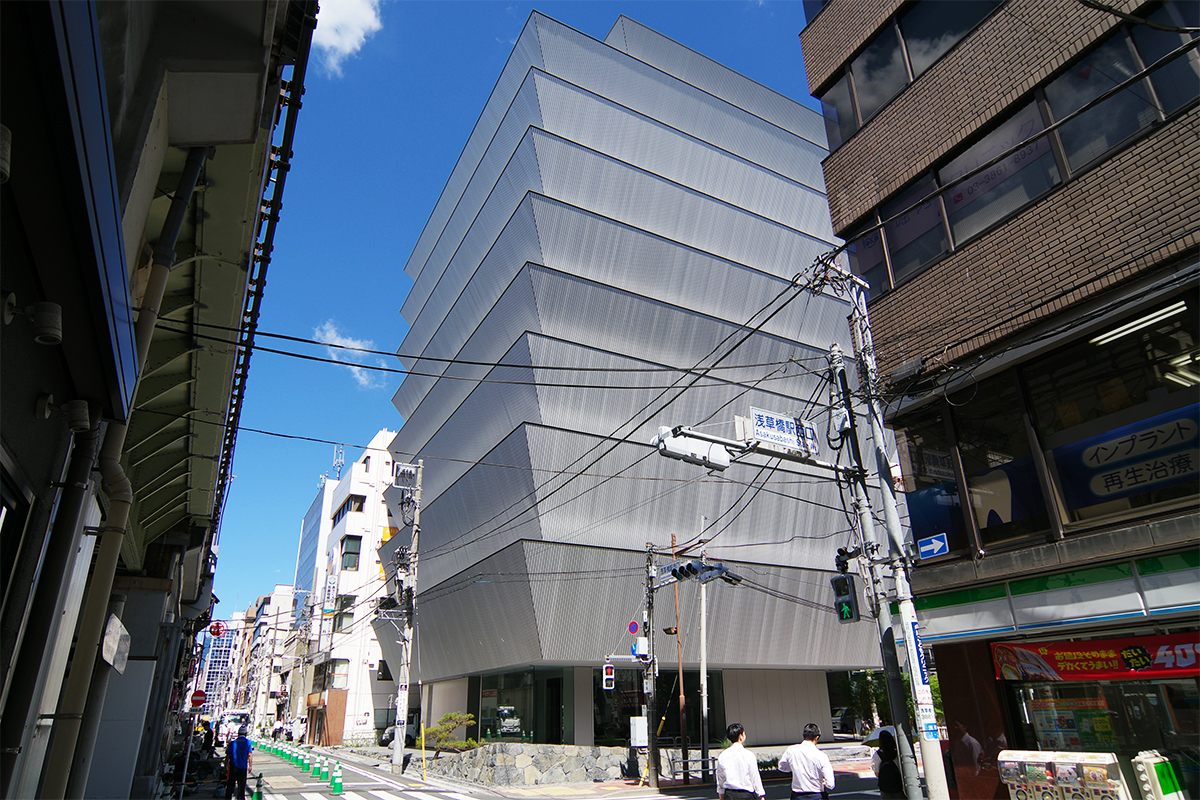 写真の中央に見える銀色の建物が「MONOSPINAL」。左の高架線路にJR総武線が走る（写真：日経クロステック）
