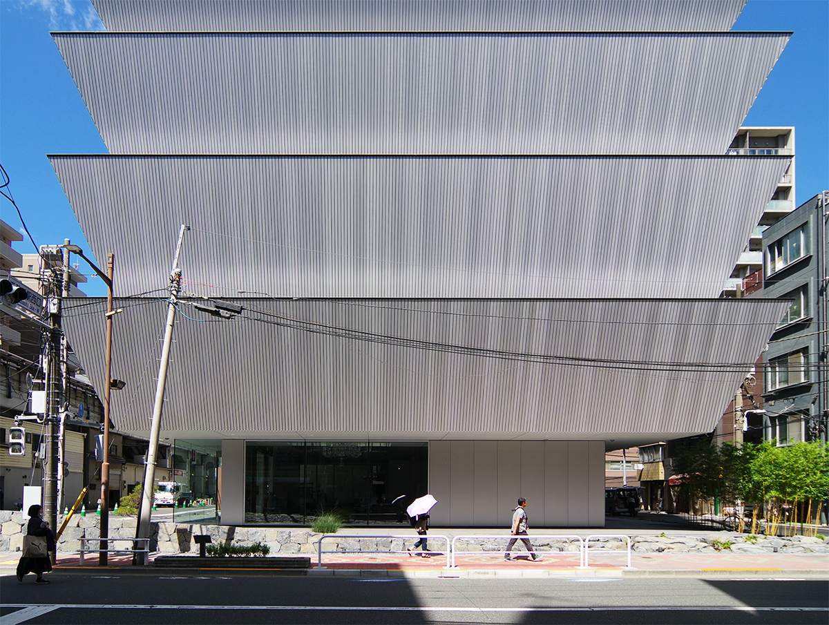 空の建築 斜壁」が積み重なる最先端オフィス、高架沿いで光・音・風を制御