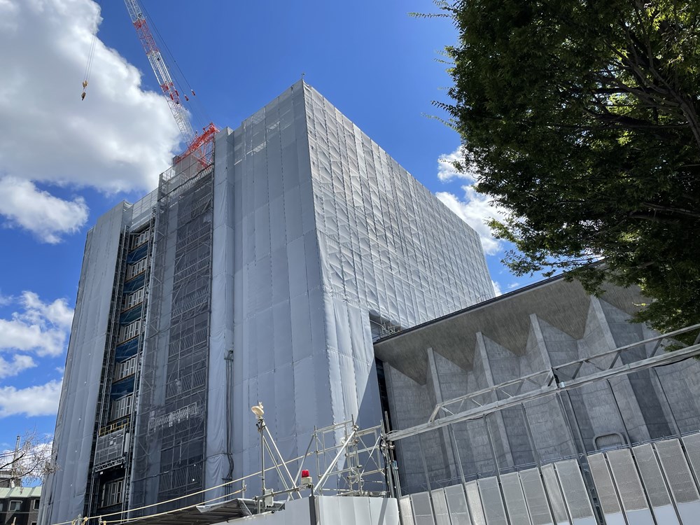 写真は建設が進む東1期棟。鉄骨造･鉄骨鉄筋コンクリート造･鉄筋コンクリート造で、免震構造を採用している。右手の低層部は、改修中の世田谷区民会館。1期工事では、東棟の南側に当たる東1期棟と、西棟の北側に当たる西1期棟を建設する。2023年9月14日撮影（写真：日経クロステック）