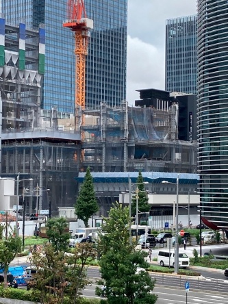 事故があった「東京駅前八重洲一丁目東B地区第一種市街地再開発事業」の現場をJR東京駅側から見る。写真中央に見えるタワークレーンの周りで鉄骨が崩落した。写真左に見えるのは施工中の高層棟(写真:日経クロステック)