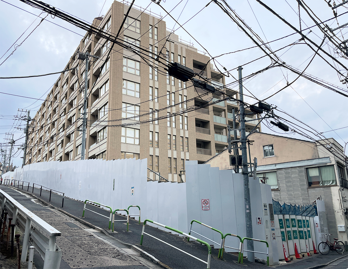 完成間近に建築確認を取り消された分譲マンション「ル・サンク小石川後楽園」。2023年9月撮影（写真：日経クロステック）