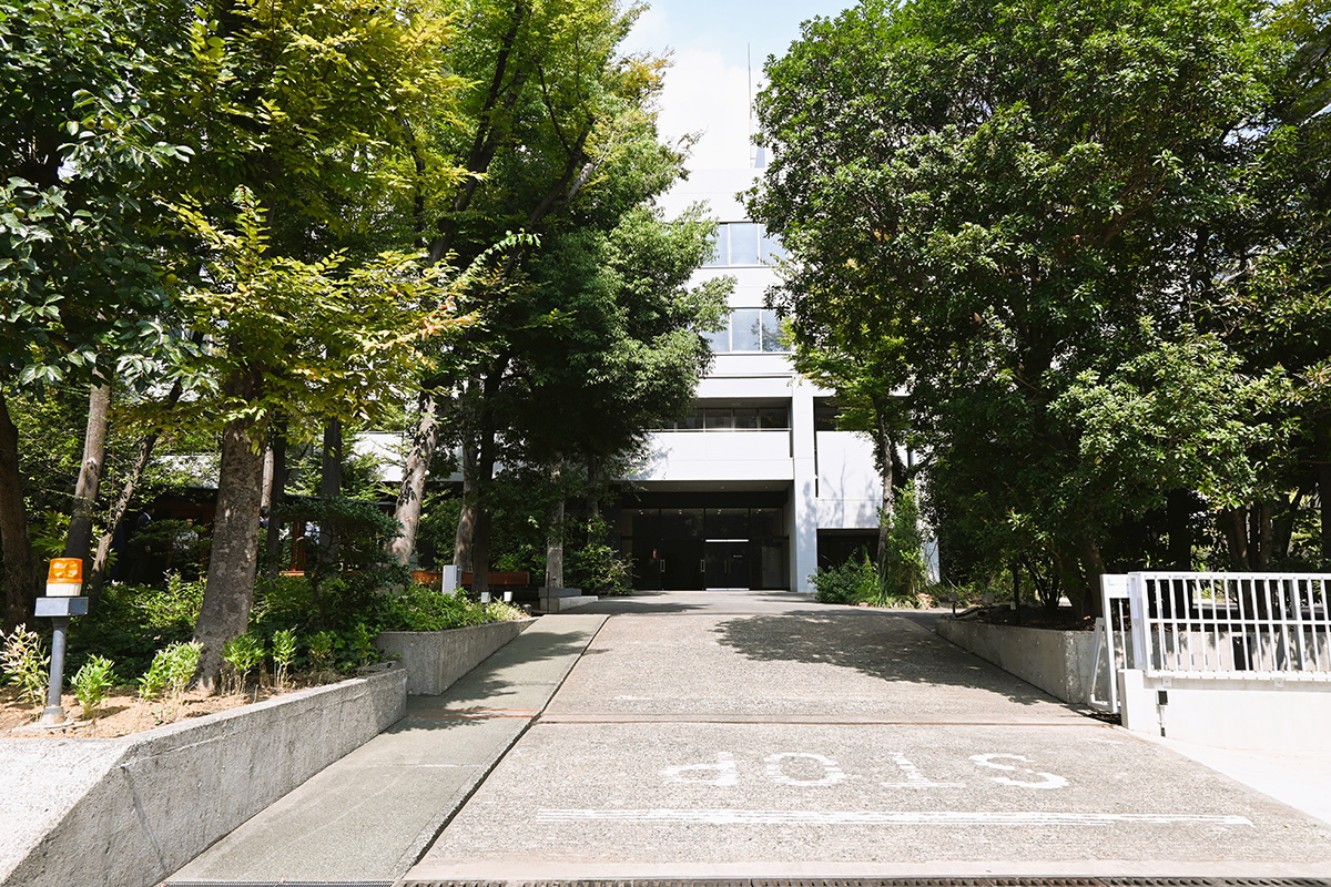 竹中工務店が築約50年の旧技術研究所をシェアオフィスに改修 | 日経