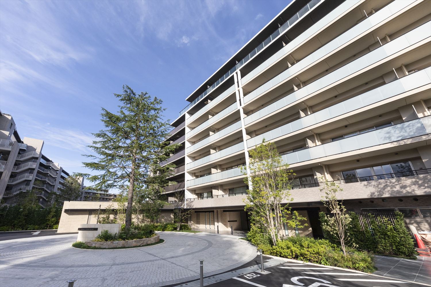 2023年9月28日に竣工した分譲マンション「ブリリアシティ石神井公園アトラス」の敷地南側にある車寄せ周りの外観。鉄筋コンクリート造の7～8階建て（写真：東京建物）