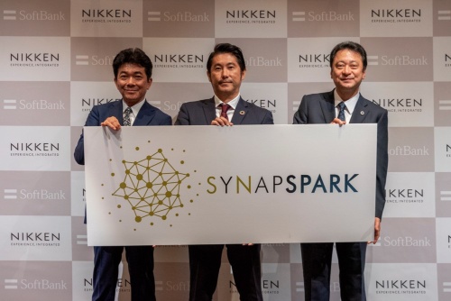 左から日建設計の大松敦社長、新会社SynapSparkの社長に就任する予定の沼田周氏、ソフトバンクの宮川潤一社長(写真:日経クロステック)