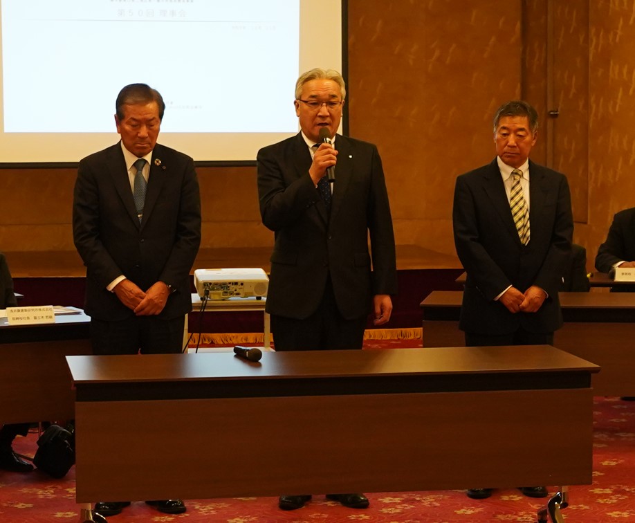 2023年10月11日の再開発組合の理事会で、第三者調査の結果を公表。施工JVは改めて謝罪した。左が伊藤建設工業の中村清昭社長、中央が横手建設の武茂広行社長、右が半田工務店の半田茂志会長（写真：日経クロステック）
