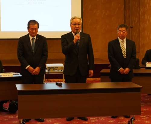 2023年10月11日の再開発組合の理事会で、第三者調査の結果を公表。施工JVは改めて謝罪した。左が伊藤建設工業の中村清昭社長、中央が横手建設の武茂広行社長、右が半田工務店の半田茂志会長(写真:日経クロステック)