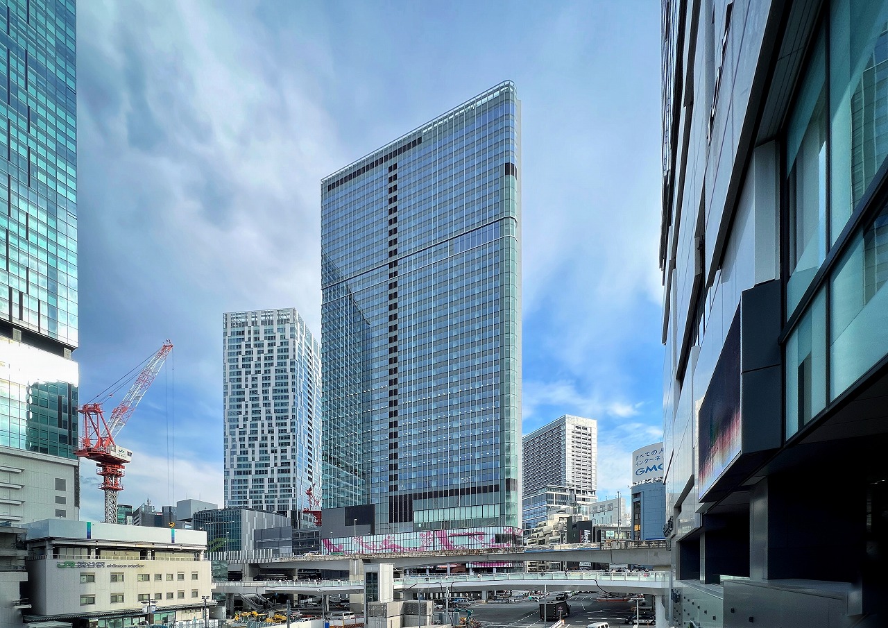 JR渋谷駅西口側から見た、建設中の大規模複合施設「渋谷サクラステージ」。総事業費は約2000億円。写真は23年10月撮影（写真：日経クロステック）