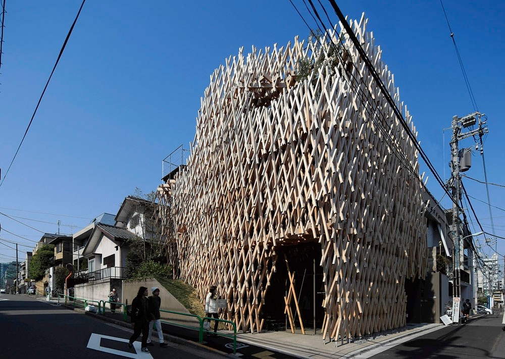 隈研吾建築都市設計事務所が設計した「サニーヒルズ南青山」。「地獄組み」と呼ばれる伝統の木組みを外観に現した（写真：安川 千秋）