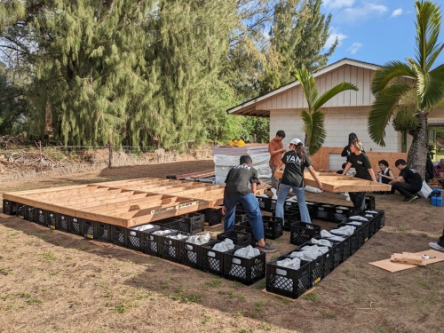 仮設住宅の基礎には、市販のミルク用ケースに砂袋を詰めたものを利用した(写真:ボランタリー・アーキテクツ・ネットワーク)