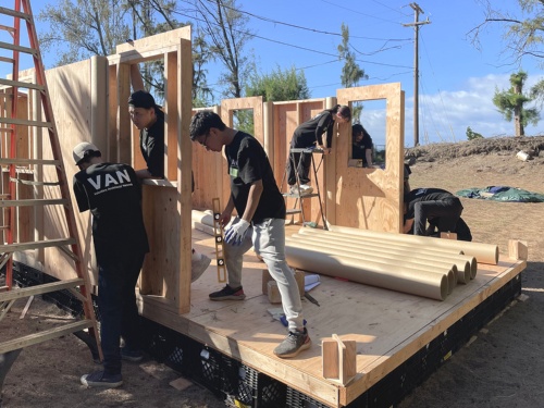 紙管の柱を組み立て、柱の間に木製パネルでつくった壁をはめ込んだ(写真:ボランタリー・アーキテクツ・ネットワーク)