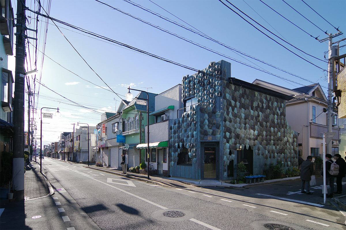 中央右寄りに写るのが和國商店。東京都東村山市にある青葉商店街の一角に立つ（写真：日経クロステック）