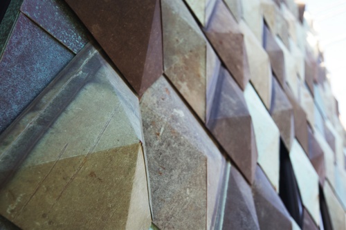 立体的な板金の外装には、広島県廿日市市にある速谷神社で使われていた緑青銅板を再利用した(写真:日経クロステック)