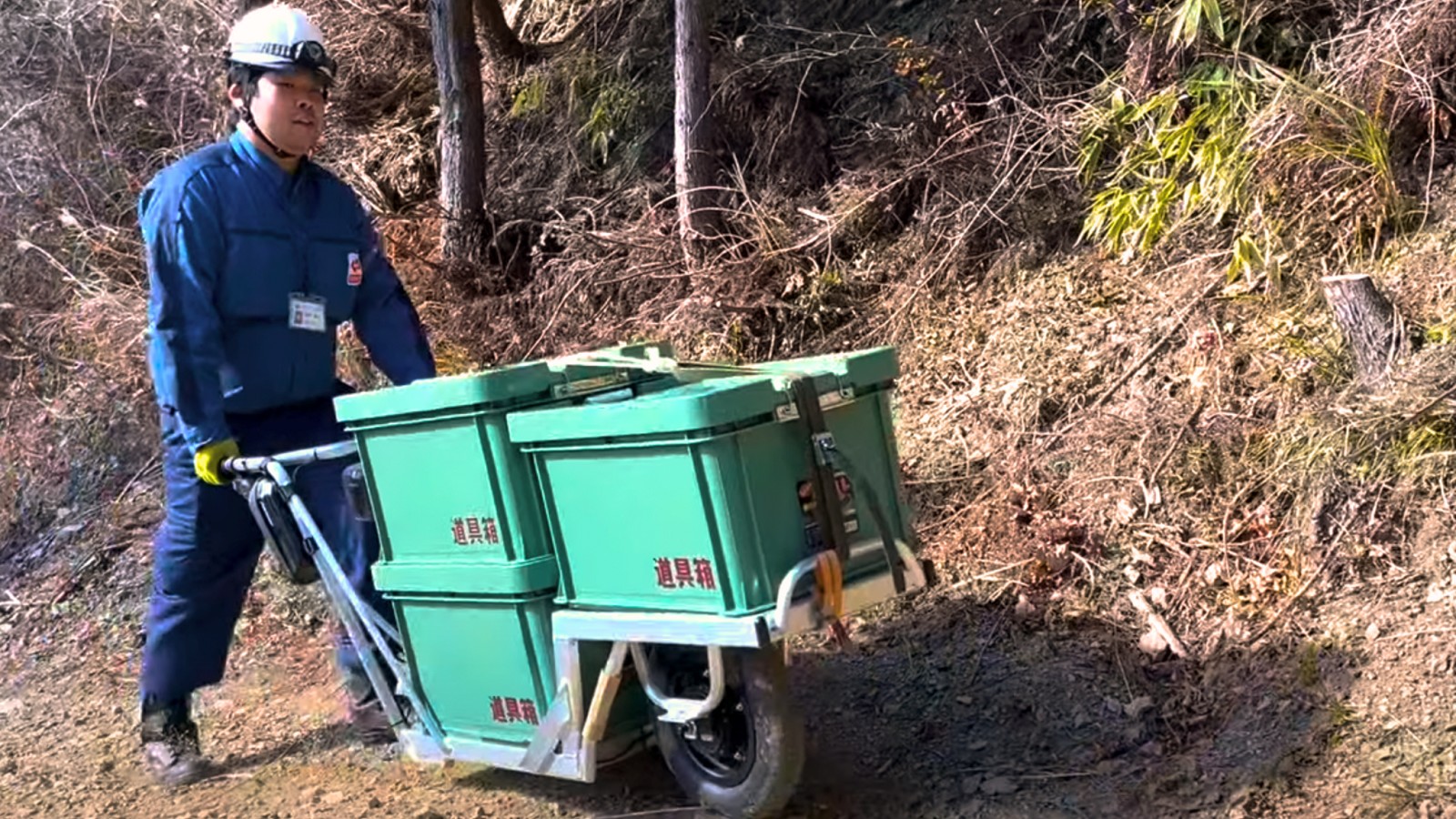 電動一輪車で山中の断線事故対応を楽に、東電PGとCuboRexが実験 | 日経クロステック（xTECH）