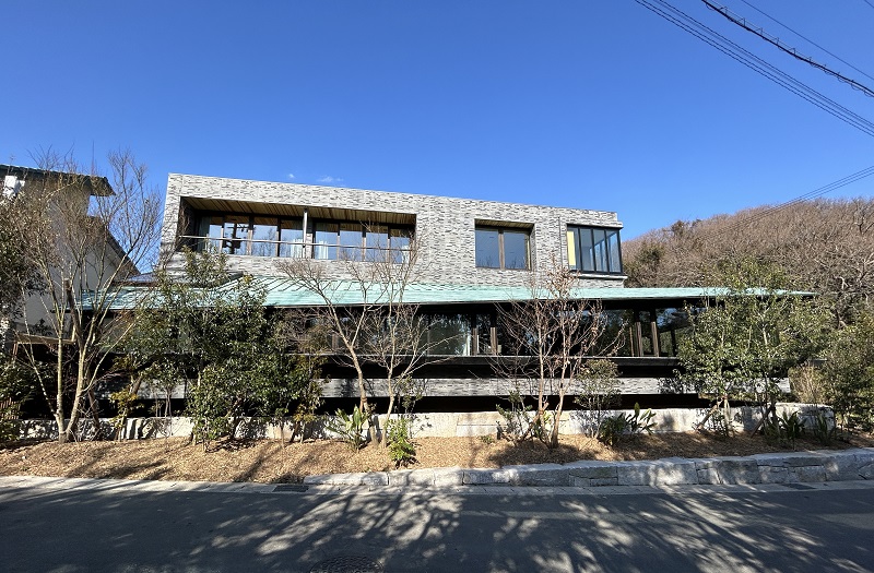 ASEI建築設計事務所が設計した住宅「佐鳴湖（さなるこ）公園の住宅」。みかんの木でつくったバイオ炭を配合して開発したブロックを内外装材に使用している（写真：鈴木 亜生）