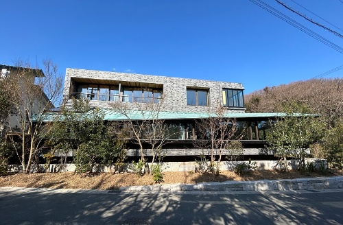 ASEI建築設計事務所が設計した住宅「佐鳴湖(さなるこ)公園の住宅」。みかんの木でつくったバイオ炭を配合して開発したブロックを内外装材に使用している(写真:鈴木 亜生)