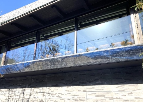 柑炭を象眼したバイオ炭入りのブロックで雨水を浄化する(写真:有岡 三恵)