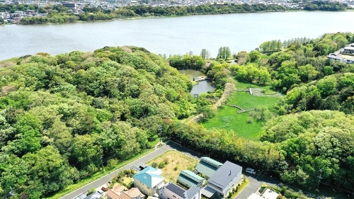 現在の佐鳴湖と住宅が立つ敷地の周辺(写真:鈴木 亜生)