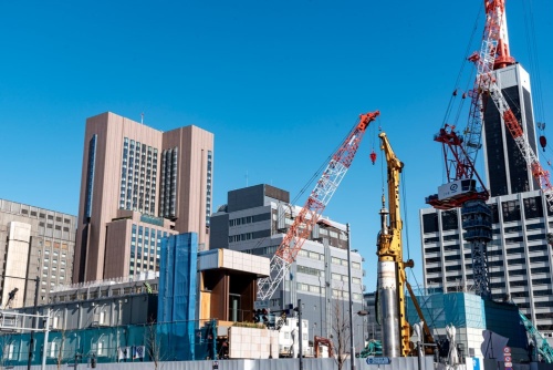 東京都千代田区の「みずほ銀行内幸町本部ビル」解体工事の現場。2024年3月末の工事完了に向けて、作業は大詰めを迎えている(写真:日経クロステック)