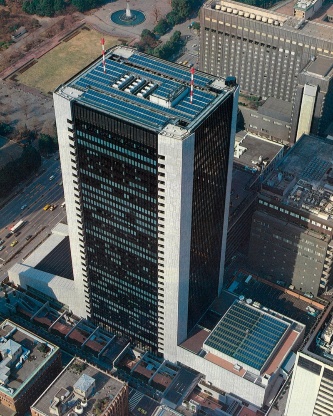 「みずほ銀行内幸町本部ビル(旧第一勧業銀行本店)」は1981年に竣工した。新築時の元施工を担当した清水建設が解体工事を手掛ける(写真:三島 叡)