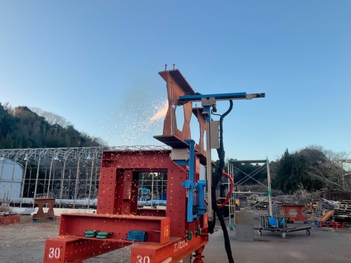 プラズマ切断ロボットによる鉄骨梁の切断作業の様子。ガスを使用しないため二酸化炭素の排出量が少ない(写真:清水建設)