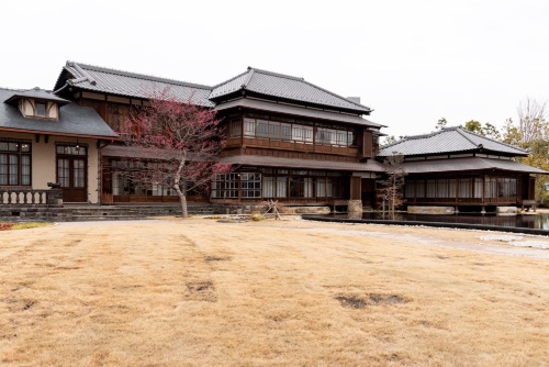 木造2階建ての「旧渋沢家住宅」。清水建設が報道陣に内部を公開した日はあいにくの雨だった(写真:日経クロステック)