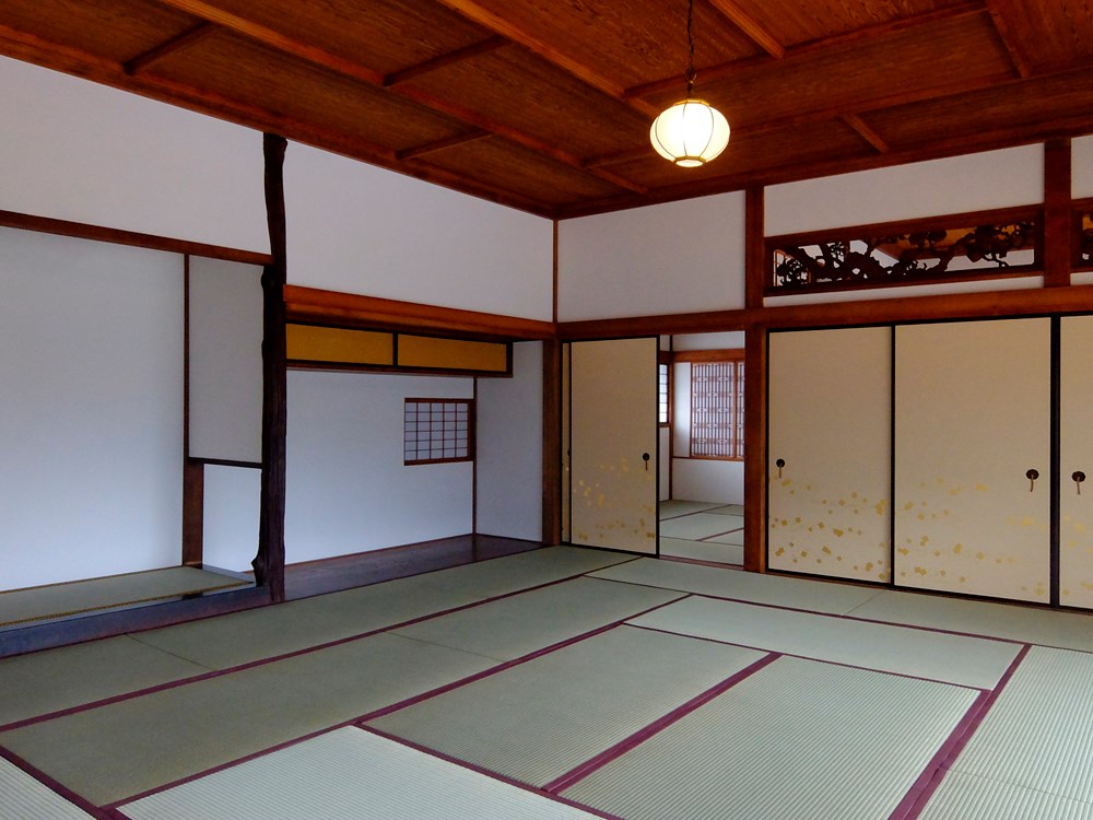 清水建設2代目当主の清水喜助が設計・施工を担当した表座敷2階の客間。ヒノキづくりで、釘は使わず、木を組み合わせて接合する伝統的な工法で仕上げている。写真左の床柱は、清水喜助が手彫りしたもの（写真：清水建設）