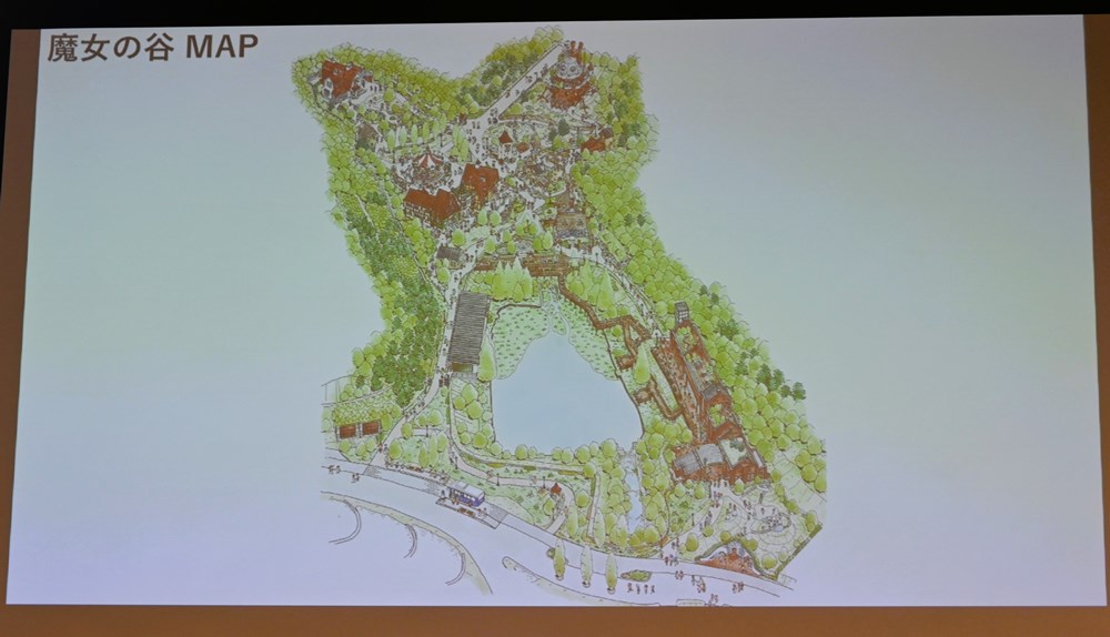 2024年2月28日に行われた施設説明会の資料。敷地はゆるやかな斜面地で、池の周りを囲むように施設を配置した。配置のイメージも、ランドスケープを学んだ宮崎吾朗監督がディレクションしている（写真：日経クロステック）