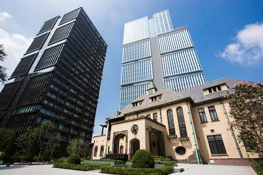 2016年に旧赤坂プリンスホテル跡地で開業した東京ガーデンテラス紀尾井町。左は住居棟の「紀尾井レジデンス」、右は「赤坂プリンスクラシックハウス」、奥はホテル・オフィス棟の「紀尾井タワー」（写真：西武ホールディングス）