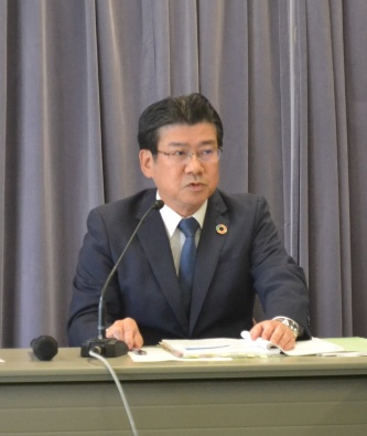 記者会見で「聖域なき流動化を進める」と力を込める西山社長(写真:日経クロステック)