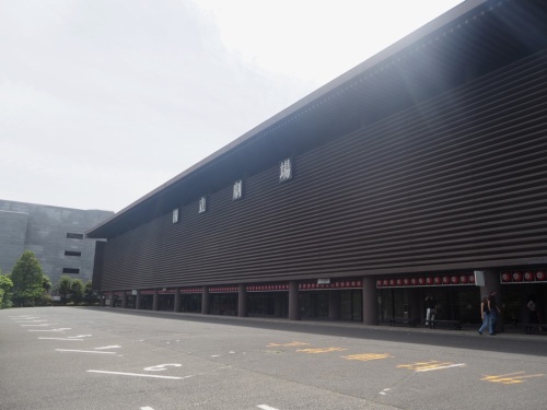 2023年10月に閉場した国立劇場。記者が訪れた日は、複数人の外国人観光客が建物を見に来ていた。24年4月20日撮影(写真:日経クロステック)