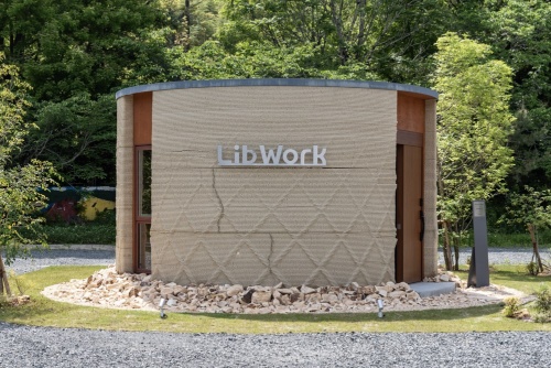 Lib Workが開発した3Dプリンター住宅「Lib Earth House “modelA”」。土を主原料とした材料を積層して造形した(写真:日経クロステック)