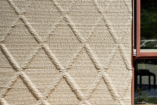 外壁の表面。強弱を付けた斜めの格子模様も、3Dプリンターを使えば簡単に施工できる(写真:日経クロステック)