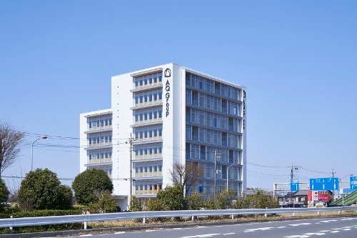 埼玉県を通る国道17号新大宮バイパス沿いに完成した、AQ Groupの新本社ビル。JR大宮駅からバスで約10分の場所に立つ。この地域で最も高い建物の1つ(写真:AQ Group)