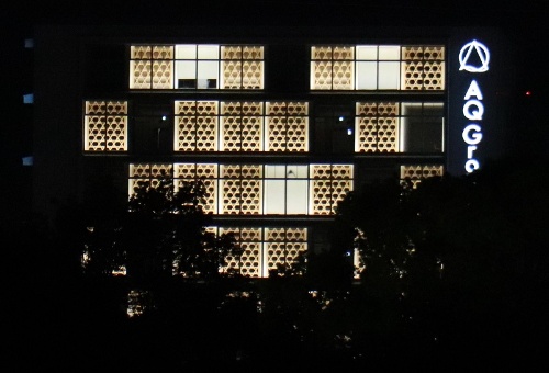 夜間に新本社ビルを見た様子。ガラスのファサードから木造組子の耐力壁が見える(写真:安部 道裕)