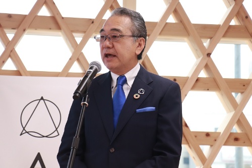 見学会の冒頭であいさつした、AQ Groupの宮沢俊哉社長。新本社ビルやAQ Groupの取り組みを自ら紹介(写真:安部 道裕)
