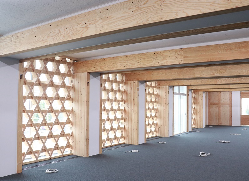 AQ Groupの純木造8階建て新本社ビル完成、建設費27億円でRC造の25％減