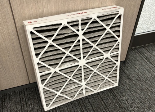 高性能な集じんフィルターを採用し、気流に含まれる微細なほこりなどを取り除く。フィルターの規格はMERV(最低捕集効率)13。一般的にはMERV8の空調を採用することが多い(写真:日経クロステック)