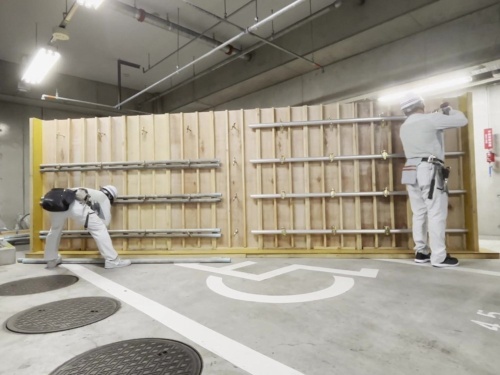 新開発の「型枠一本締め工法」を実演する様子。左が在来工法で、右が新工法。新工法のほうが速く施工できる(写真:日経クロステック)