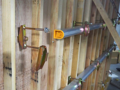 写真左が新しく開発したフォームタイ(写真:日経クロステック)